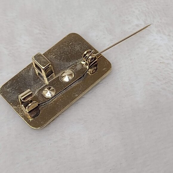 Sassy Seahorses HUGS License Plate Enamel Pin Pendant 2011-2012 - Picture 4 of 5